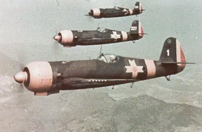 Formație de luptă formată din avioane românești IAR 80 în timpul celui de-al Doilea Război Mondial