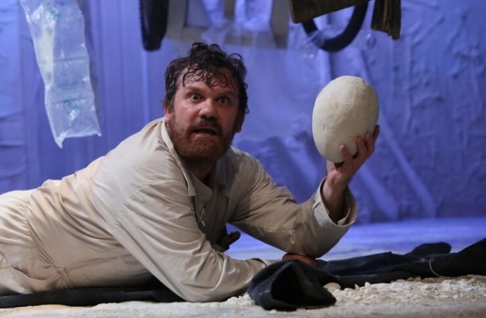Gabriel Răuță în ”Iona” de Marin Sorescu. Sursa foto: Teatrul ”Nottara”