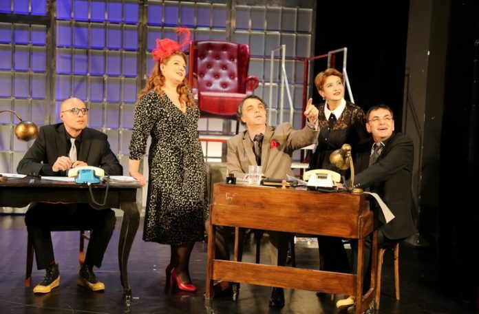 Imagine din spectacolul ”Mitică Popescu”, regia Dan Tudor. Fotografie de Ciprian Duică