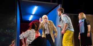 Imagine din spectacolul ”Schimb urgent... trei surori”. Sursa foto: Teatrul ”Nottara”