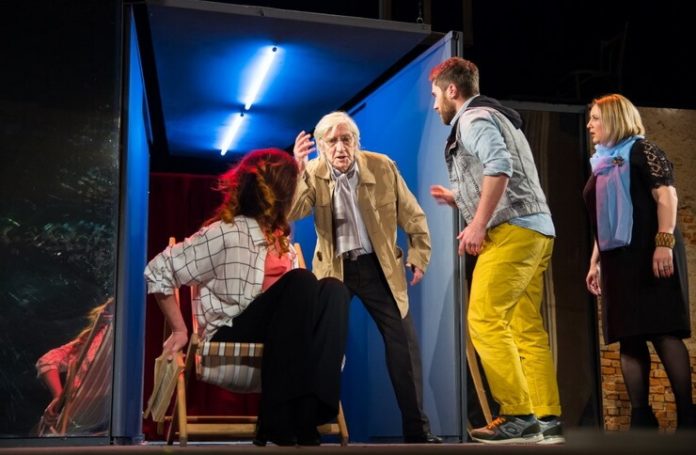 Imagine din spectacolul ”Schimb urgent... trei surori”. Sursa foto: Teatrul ”Nottara”