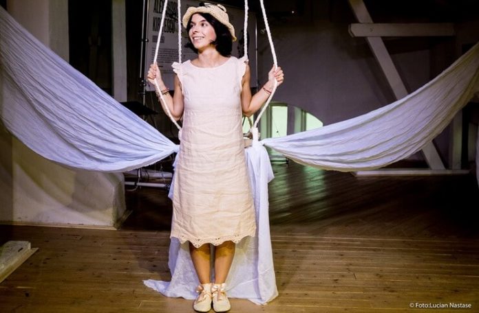 Naomi Guttman în spectacolul ”A(m) iubi(t) iubirea”. Fotografie de Lucian Năstase