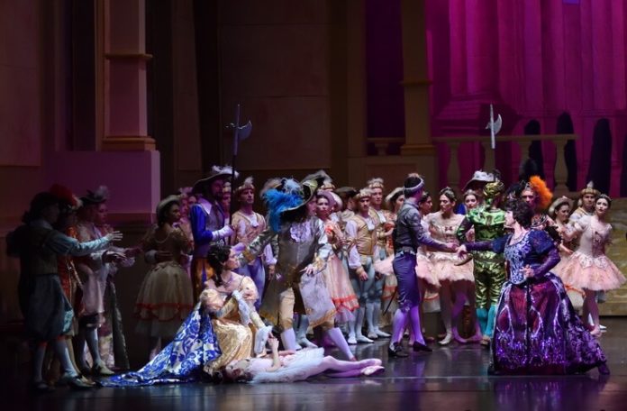 ”Frumoasa din Pădurea Adormită”. Fotografie de Lavinia Huțanu, Opera Națională București ”Frumoasa din Pădurea Adormită”. Fotografie de Lavinia Huțanu, Opera Națională București