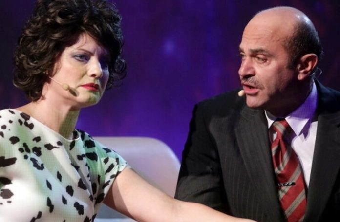 Claudia Ieremia și Ion Rizea în spectacolul ”Sunt o babă comunistă”. Sursa foto: Teatrul Național din Timișoara