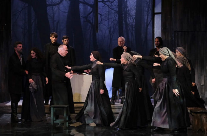 Scena judecății din ”Vrăjitoarele din Salem” de Arthur Miller, Teatrul ”Toma Caragiu” din Ploiești. Credit foto: Augustina Iohan pentru FEST(in) pe Bulevard 2019 Scena judecății din ”Vrăjitoarele din Salem” de Arthur Miller, Teatrul ”Toma Caragiu” din Ploiești. Credit foto: Augustina Iohan pentru FEST(in) pe Bulevard 2019