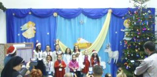 Grupul artistic „Nino Nino” colindând la Școala primară ”Sf. Maria” din Brăila, 19 decembrie 2019