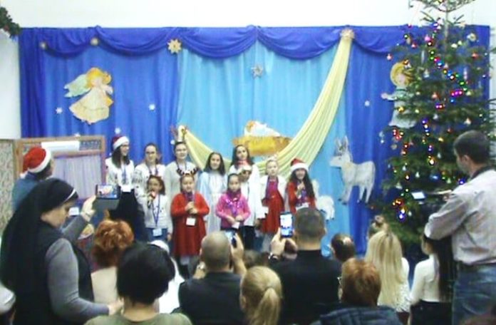 Grupul artistic „Nino Nino” colindând la Școala primară ”Sf. Maria” din Brăila, 19 decembrie 2019 Grupul artistic „Nino Nino” colindând la Școala primară ”Sf. Maria” din Brăila, 19 decembrie 2019