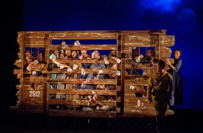 Imagine din spectacolul ”Dosarele Siberiei”, Teatrul Național din Chișinău