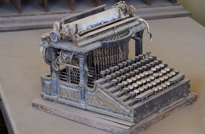 Mașină de scris de epocă