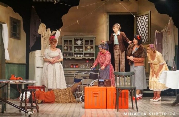 Ada Navrot, Cristina Casian, Daniela Minoiu, Anca Băjenaru, Ioana Abur, Alexandru Mike Gheorghiu în spectacolul ”Cumetrele”. Foto: Mihaela Subțirică. Sursa: Teatrul ”Nottara”