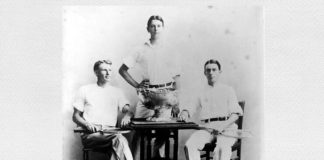 Dwight Filley Davis (în centru) cu trofeul Cupa Davis, 1900