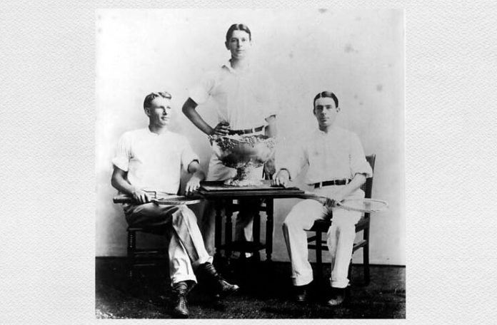 Dwight Filley Davis (în centru) cu trofeul Cupa Davis, 1900
