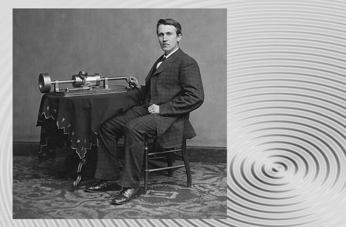 Edison cu primul său fonograf. Sursa foto: Wikipedia