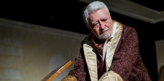 Emil Coşeru în spectacolul ”Când fericirea se află în trecut”, Fotografie de Odin Moise. Sursa: Teatrul Național din Iași