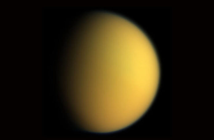 Satelitul Titan în culori naturale. Sursa foto NASA