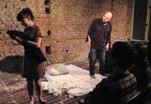 Știri: Programul Teatrului Național de Televiziune, 29 și 30 aprilie 2020 „Frumoasa călătorie a urșilor panda povestită de un saxofonist care avea o iubită la Frankfurt” de Matei Vișniec, UNTEATRU București. Sursa foto: TVR