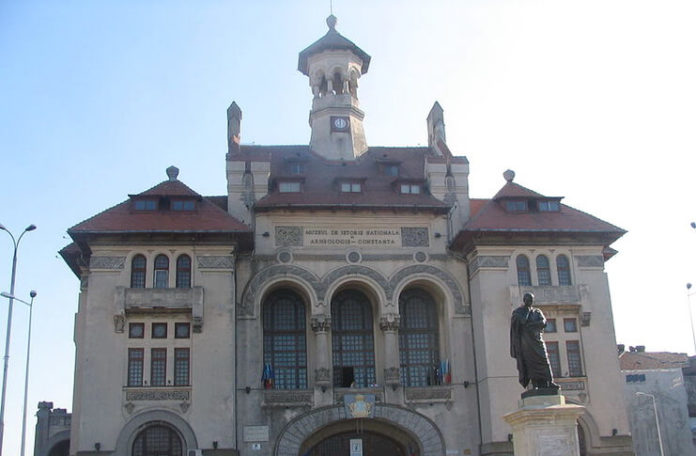 Constanța, Muzeul de Istorie Naționala și Arheologie și statuia lui Ovidiu