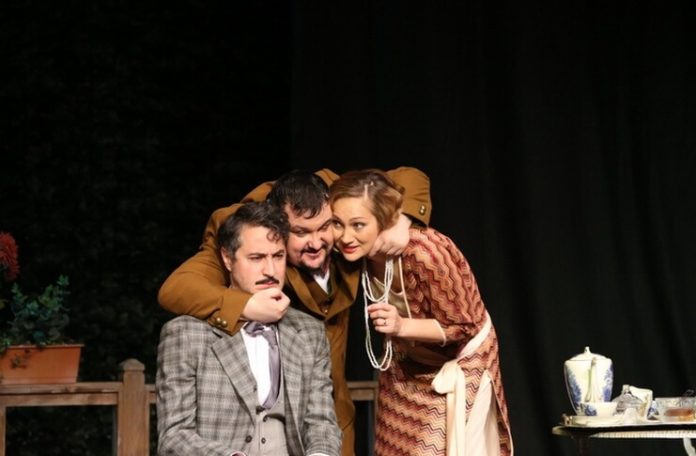 Gavril Pătru, Marius Rizea, Costina Cheyrouze în „Allegro, ma non troppo, Teatrul Național din București. Sursa foto: TNB