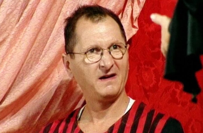 Horațiu Mălăele în „Puricele”, Teatrul „Nottara”. Sursa foto: TVR