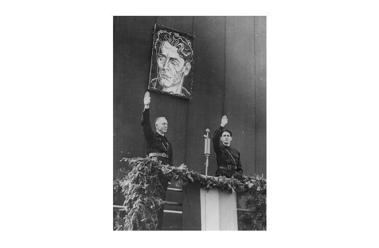Conducătorul țării, Ion Antonescu, alături de vicepremierul și liderul Gărzii de Fier, Horia Sima, la o manifestație în memoria fondatorului Gărzii de Fier, Corneliu Zelea Codreanu, 6 octombrie. Sursa foto: Wikipedia