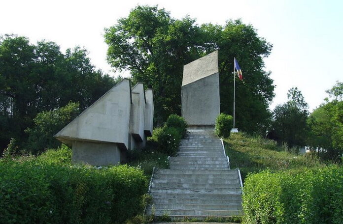 Monument în memoria masacrului de la Treznea din 9 septembrie 1940