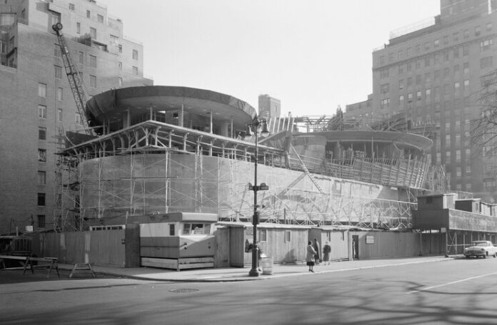 Muzeul Guggenheim din New York, în construcție, 1957