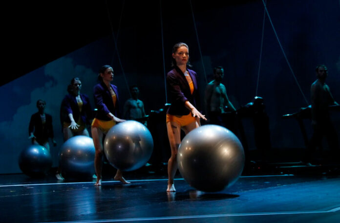 „Rețeta perfecțiunii în foarte mulți pași care nu duc nicăieri”. Foto: Robert Costea. Sursa: Teatrul de Nord din Satu Mare „Rețeta perfecțiunii în foarte mulți pași care nu duc nicăieri”. Foto: Robert Costea. Sursa: Teatrul de Nord din Satu Mare