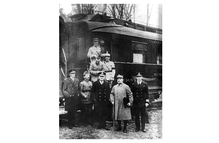 „Ziua Amintirii” (11 noiembrie 1918) Fotografie realizată la semnarea armistițiului, în fața vagonului de tren al mareșalului Foch, în pădurea Compiègne. Mareșalul este al doilea din dreapta. Sursa: Wikipedia