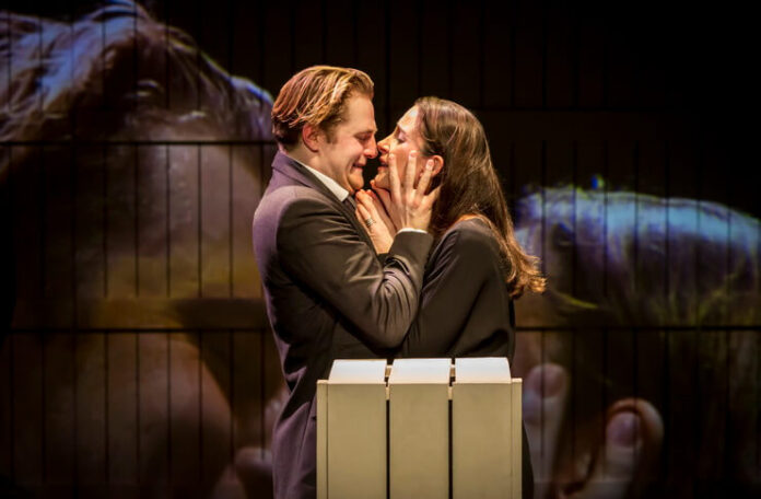 Imagine din spectacolul „Poveste de iarnă”. Foto: Johan Persson. Sursa: Teatrul Maghiar de Stat din Cluj