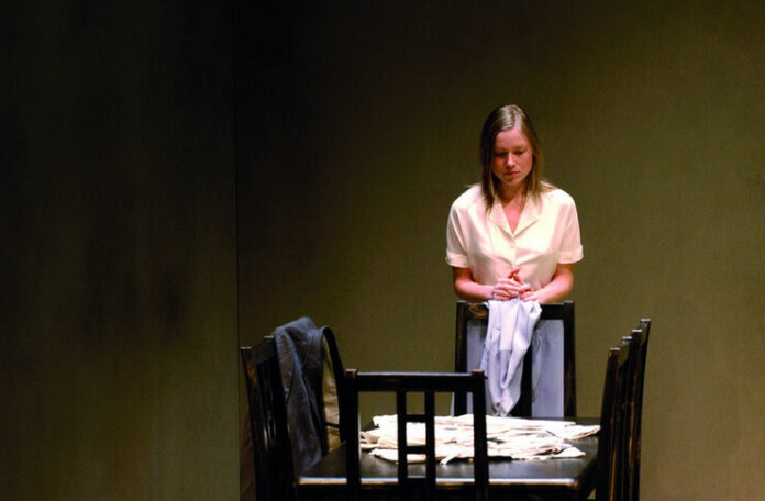 Imagine din spectacolul „Să-i îmbrăcăm pe cei goi”. Foto © Elisabeth Carecchio. Sursa: Teatrul Maghiar din Cluj