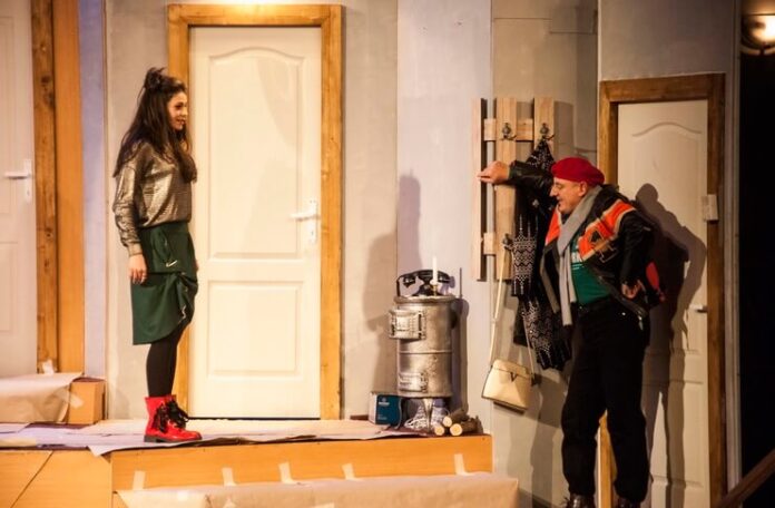 „Desculț în parc”. Foto: Cătălin Mareș. Sursa: Teatrul de Nord