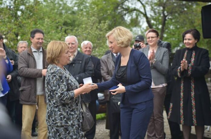 Gabriela Adamesteanu primind placheta pentru nominalizare la prima ediție a Premiului „Ion Creangă” Gabriela Adamesteanu primind placheta pentru nominalizare la prima ediție a Premiului „Ion Creangă”