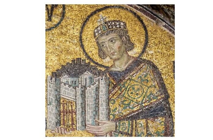Împăratul Constantin I prezentând Fecioarei Maria un model al Constantinopolului. Detaliu al unui mozaic de la intrarea de sud-vest a vechii bazilici Sfânta Sofia (Hagia Sophia) din Constantinopol, az