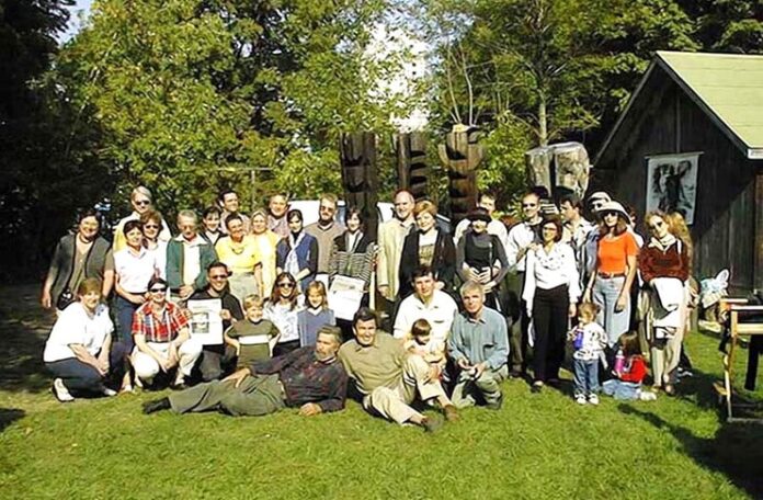 Grupul de la „Observatorul” în grădlina atelier a lui Nicăpetre din Toronto Grupul de la „Observatorul” în grădlina atelier a lui Nicăpetre din Toronto