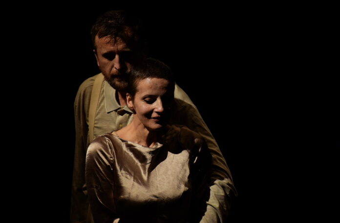 „Ne-am sărutat după sfârșitul lumii”. Sursa foto: Teatrul Masca