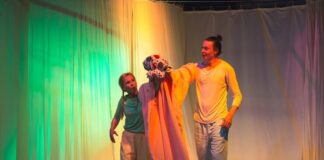Știri: Spectacolul „De mână cu tine” revine la Teatrul de Păpuşi „Gulliver” din Galați (11 iulie 2021) Sursa foto: Teatrul „Gulliver”