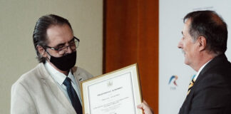 înmânând Directorului Executiv al Festivalului Internațional „George Enescu”, Mihai Constantinescu, Diploma de Înalt Patronaj semnată de către Președintele României, Klaus Iohannis. Foto: Alex Daminan