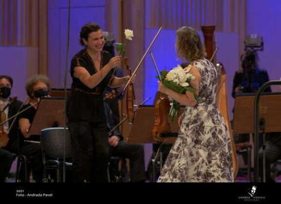 Hilary Hahn și Sarah Nemțanu (concert-maestru)