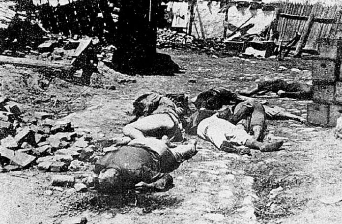 Evrei deportaţi în Transnistria şi împuşcaţi între Bîrzula şi Grozdovka de militarii români care-i escortau, octombrie 1941. Sursa foto: Wikipedia