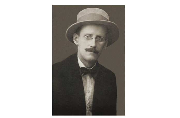 James Joyce,_1915 (1)