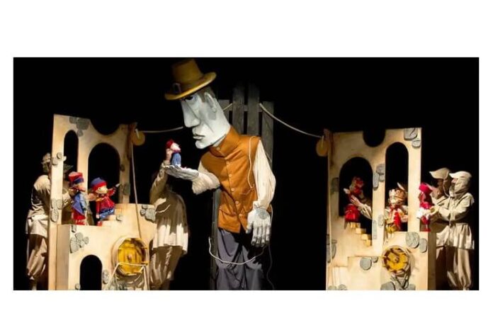„Gulliver în Țara Liliput”. Sursa foto: Teatrul Țăndărică din București „Gulliver în Țara Liliput”. Sursa foto: Teatrul Țăndărică din București