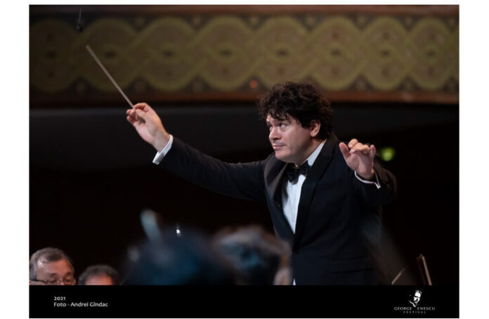 Cristian Măcelaru la pupitrul Orchestrei Naționale a Franței, Sala Palatului, 14 septembrie 2021. Foto: Andrei Gîndac Cristian Măcelaru la pupitrul Orchestrei Naționale a Franței, Sala Palatului, 14 septembrie 2021. Foto: Andrei Gîndac