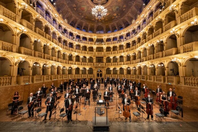 Orchestra și Corul Teatro Comunale din Bologna. Foto @Andrea Ranzi (Casaluci-Ranzi), 2021. Sursa: ARTEXIM Orchestra și Corul Teatro Comunale din Bologna. Foto @Andrea Ranzi (Casaluci-Ranzi), 2021. Sursa: ARTEXIM