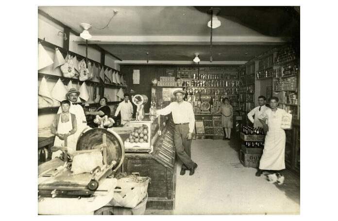 Magazin alimentar deținut de o familie de italieni în Mica Italie din Montreal, anii 1910