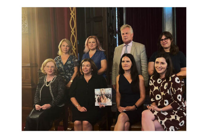 Participanții la conferința „Carmen Sylva-Dora Hitz, cuvânt și imagine” De la stânga la dreapta, pe scaun: dr. Macrina Oproiu, dr. Shona Kallestrup, dr. Natalie Gutsgesell, Oana Ciontu;. În picioare: dr. Ramona Mihăilă, dr. Olivia Nițiș, prof. Roger Emery, Rosie Simon