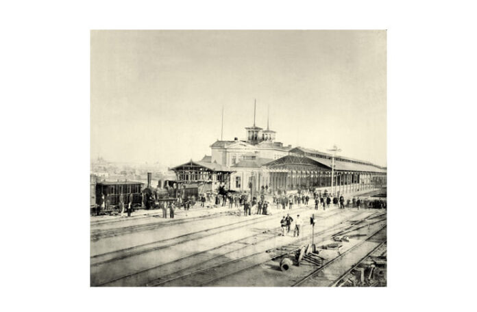 Gara de Nord la scurt timp după inaugurare. Fotografie realizată în 1873 de Carol Popp de Szathmári Gara de Nord la scurt timp după inaugurare. Fotografie realizată în 1873 de Carol Popp de Szathmári
