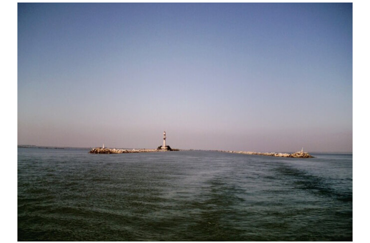 Rudolf Eduard Roth: „Impactul europenizării, americanizării și gazpromizării asupra articulării dinamicii politicii externe a României în zona extinsă a Mării Negre în perioada 2005–2007” Farul Sulina. Licență foto: Creative Commons