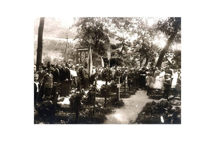 Festivitate de Ziua Eroilor la Cimitirul eroilor din Orşova, anii 1920 Festivitate de Ziua Eroilor la Cimitirul eroilor din Orşova, anii 1920