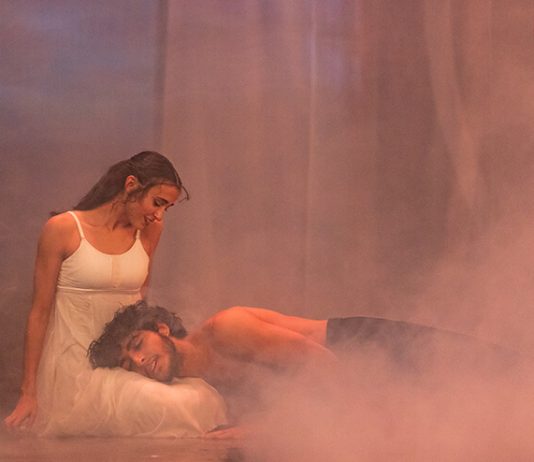Angelo Morgillo în rolul Othello și Alba Fernandez, în rolul Desdemona