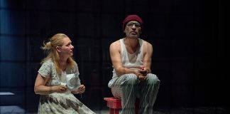 Teatrul Maghiar de Stat din Cluj a încheiat stagiunea 2025–2026 cu premiere de succes, participări la festivaluri de prestigiu și recunoaștere profesională Imagine din spectacolul „Nu sunt aici”